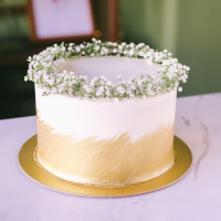 Gold Swash Cake with Baby's Breath
